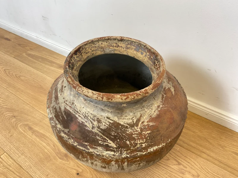 Boatwood by WMK # Sehr schöne antike Bodenvase / Wasserbehälter von der Insel Bali, ca. 100 Jahre alt, aus Terracotta mit Alterspatina