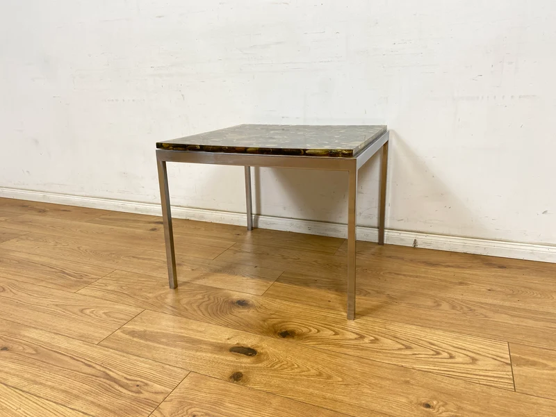 WMK Seltener und gut erhaltener 70er Jahre Couchtisch mit Epoxid Tischplatte mit eingelassenen echten Steinen auf Metallgestell