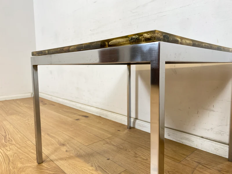 WMK Seltener und gut erhaltener 70er Jahre Couchtisch mit Epoxid Tischplatte mit eingelassenen echten Steinen auf Metallgestell