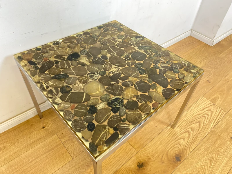 WMK Seltener und gut erhaltener 70er Jahre Couchtisch mit Epoxid Tischplatte mit eingelassenen echten Steinen auf Metallgestell