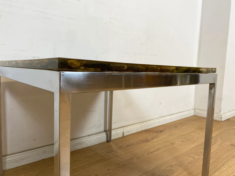 WMK Seltener und gut erhaltener 70er Jahre Couchtisch mit Epoxid Tischplatte mit eingelassenen echten Steinen auf Metallgestell