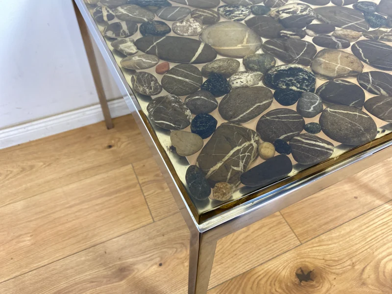 WMK Seltener und gut erhaltener 70er Jahre Couchtisch mit Epoxid Tischplatte mit eingelassenen echten Steinen auf Metallgestell