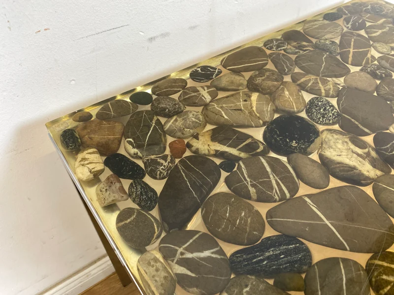 WMK Seltener und gut erhaltener 70er Jahre Couchtisch mit Epoxid Tischplatte mit eingelassenen echten Steinen auf Metallgestell