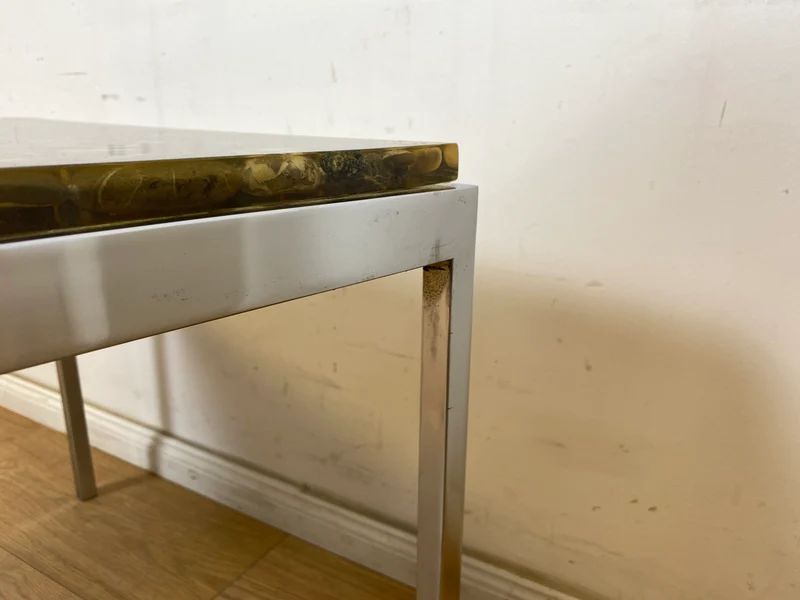 WMK Seltener und gut erhaltener 70er Jahre Couchtisch mit Epoxid Tischplatte mit eingelassenen echten Steinen auf Metallgestell