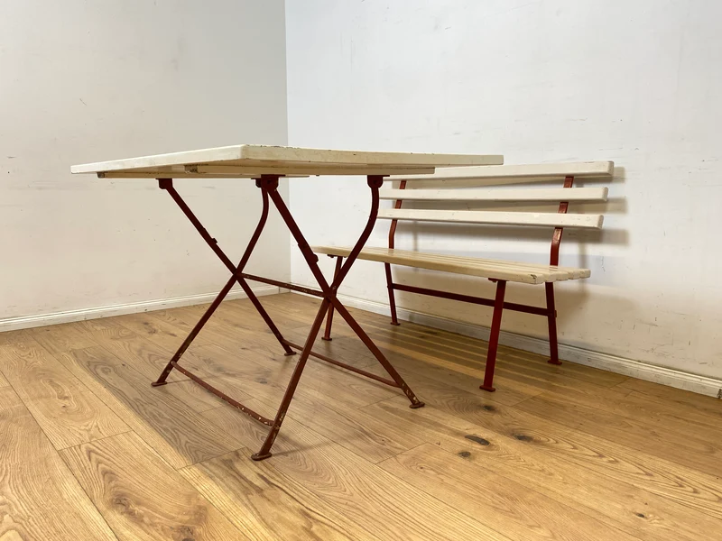 WMK Hübsches & seltenes 70er Jahre Gartenmöbel Set aus einer Sitzbank und passendem Klapptisch in weiß auf rotem Metallgestell