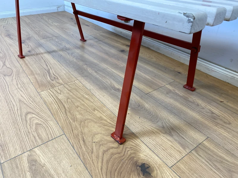WMK Hübsches & seltenes 70er Jahre Gartenmöbel Set aus einer Sitzbank und passendem Klapptisch in weiß auf rotem Metallgestell
