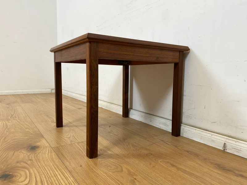 WMK Wunderschöner & sehr gut erhaltener skandinavischer Couchtisch mit kunstvollen Fliesen auf Teakholz