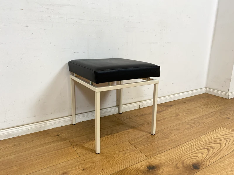 WMK Schöner und sehr gut erhaltener Vintage Hocker mit Sitz in schwarzem Kunstleder auf stabilem weißen Metallrahmen