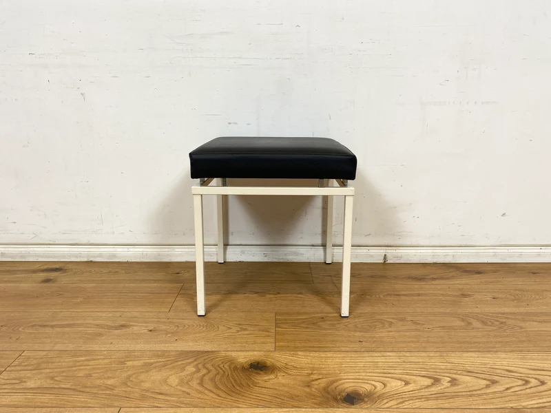WMK Schöner und sehr gut erhaltener Vintage Hocker mit Sitz in schwarzem Kunstleder auf stabilem weißen Metallrahmen
