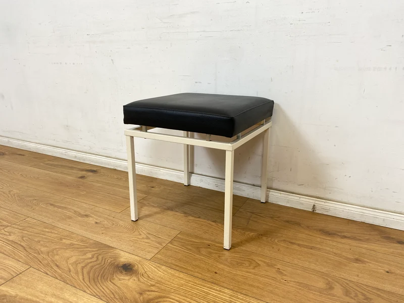 WMK Schöner und sehr gut erhaltener Vintage Hocker mit Sitz in schwarzem Kunstleder auf stabilem weißen Metallrahmen