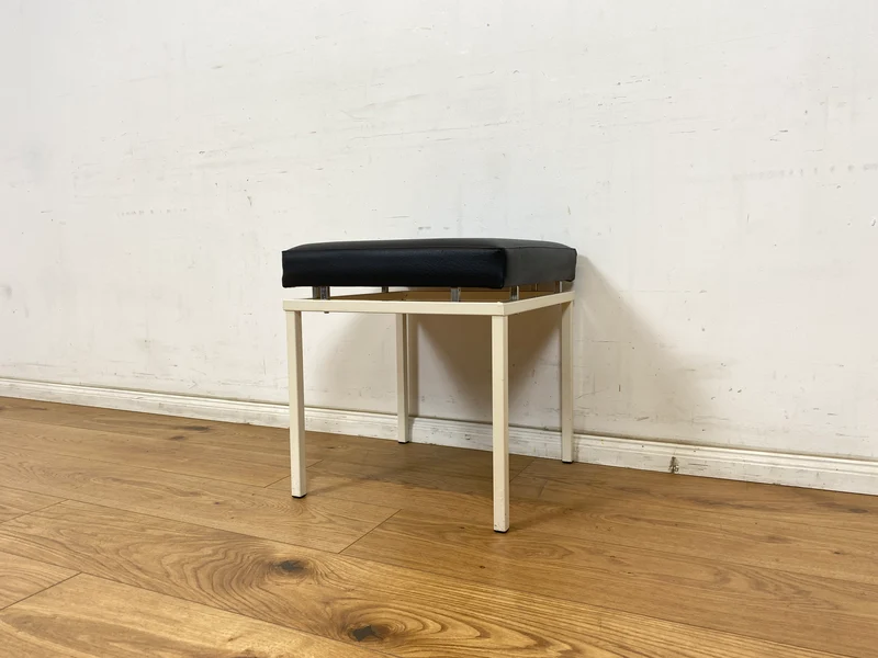 WMK Schöner und sehr gut erhaltener Vintage Hocker mit Sitz in schwarzem Kunstleder auf stabilem weißen Metallrahmen