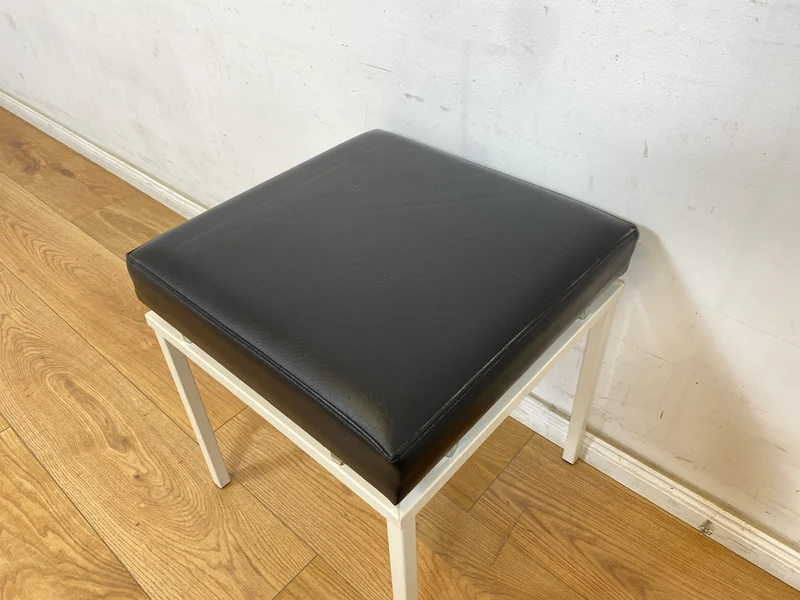 WMK Schöner und sehr gut erhaltener Vintage Hocker mit Sitz in schwarzem Kunstleder auf stabilem weißen Metallrahmen