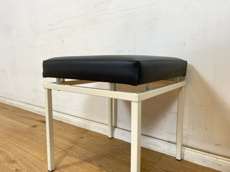 WMK Schöner und sehr gut erhaltener Vintage Hocker mit Sitz in schwarzem Kunstleder auf stabilem weißen Metallrahmen