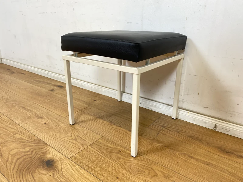 WMK Schöner und sehr gut erhaltener Vintage Hocker mit Sitz in schwarzem Kunstleder auf stabilem weißen Metallrahmen