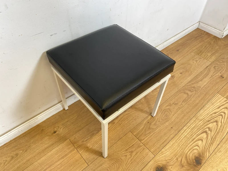 WMK Schöner und sehr gut erhaltener Vintage Hocker mit Sitz in schwarzem Kunstleder auf stabilem weißen Metallrahmen