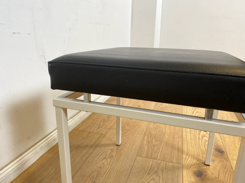 WMK Schöner und sehr gut erhaltener Vintage Hocker mit Sitz in schwarzem Kunstleder auf stabilem weißen Metallrahmen