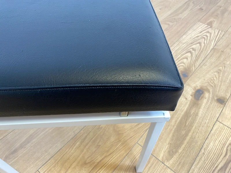 WMK Schöner und sehr gut erhaltener Vintage Hocker mit Sitz in schwarzem Kunstleder auf stabilem weißen Metallrahmen