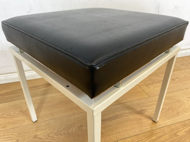 WMK Schöner und sehr gut erhaltener Vintage Hocker mit Sitz in schwarzem Kunstleder auf stabilem weißen Metallrahmen
