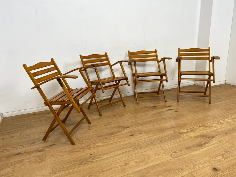 WMK 1/4 Besonders schöner, bequemer und sehr gut erhaltener Mid-Century Klappstuhl aus Holz