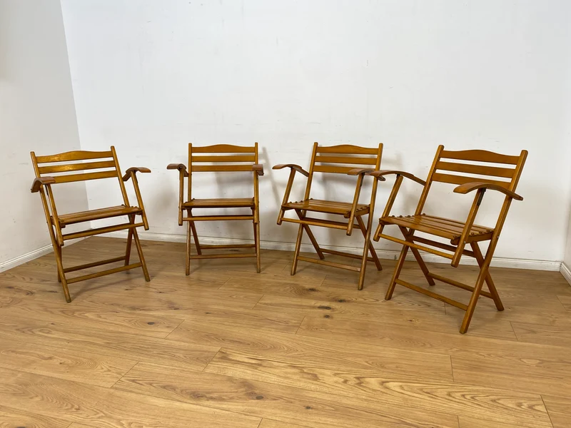 WMK 1/4 Besonders schöner, bequemer und sehr gut erhaltener Mid-Century Klappstuhl aus Holz