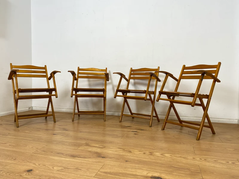 WMK 1/4 Besonders schöner, bequemer und sehr gut erhaltener Mid-Century Klappstuhl aus Holz