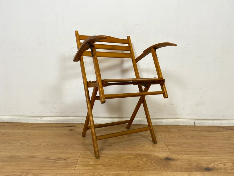 WMK 1/4 Besonders schöner, bequemer und sehr gut erhaltener Mid-Century Klappstuhl aus Holz