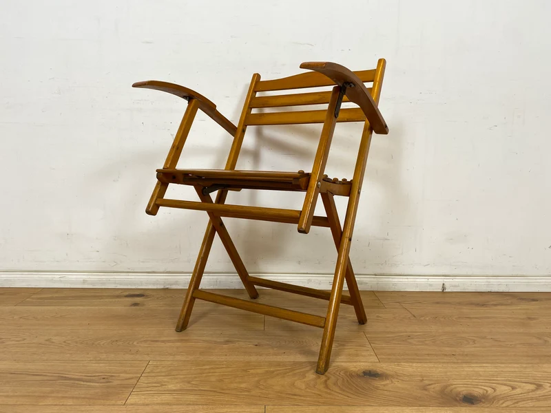 WMK 1/4 Besonders schöner, bequemer und sehr gut erhaltener Mid-Century Klappstuhl aus Holz