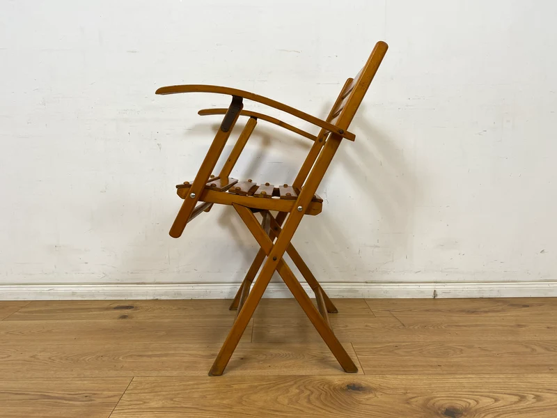 WMK 1/4 Besonders schöner, bequemer und sehr gut erhaltener Mid-Century Klappstuhl aus Holz
