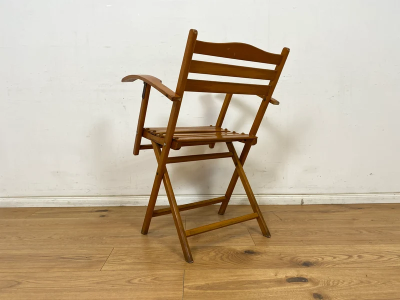 WMK 1/4 Besonders schöner, bequemer und sehr gut erhaltener Mid-Century Klappstuhl aus Holz