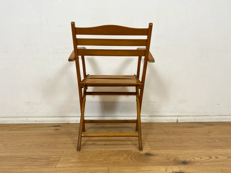 WMK 1/4 Besonders schöner, bequemer und sehr gut erhaltener Mid-Century Klappstuhl aus Holz