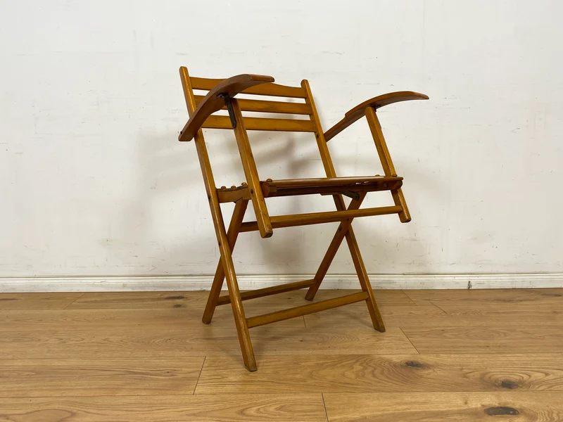 WMK 1/4 Besonders schöner, bequemer und sehr gut erhaltener Mid-Century Klappstuhl aus Holz
