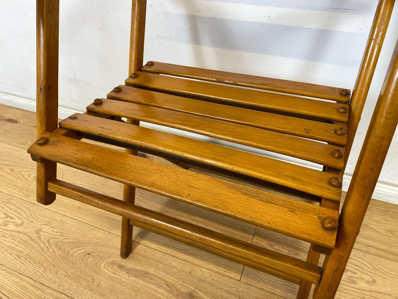 WMK 1/4 Besonders schöner, bequemer und sehr gut erhaltener Mid-Century Klappstuhl aus Holz