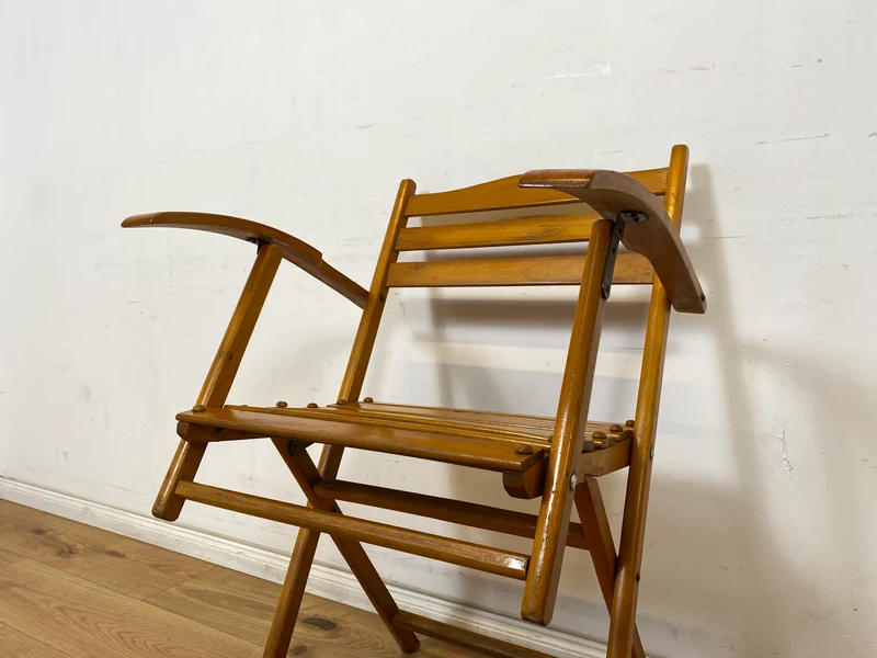 WMK 1/4 Besonders schöner, bequemer und sehr gut erhaltener Mid-Century Klappstuhl aus Holz