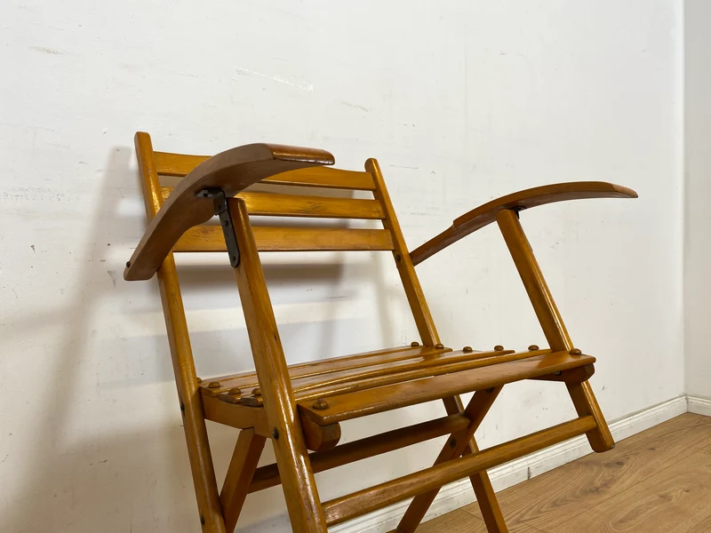 WMK 1/4 Besonders schöner, bequemer und sehr gut erhaltener Mid-Century Klappstuhl aus Holz
