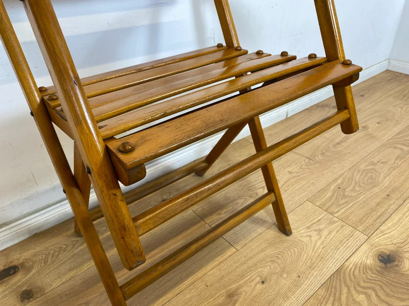 WMK 1/4 Besonders schöner, bequemer und sehr gut erhaltener Mid-Century Klappstuhl aus Holz