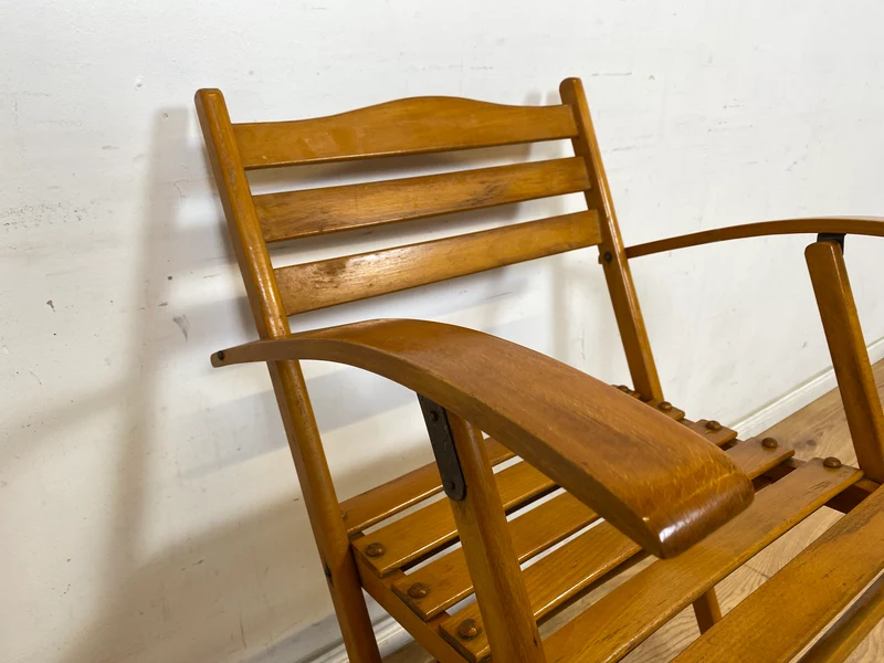 WMK 1/4 Besonders schöner, bequemer und sehr gut erhaltener Mid-Century Klappstuhl aus Holz