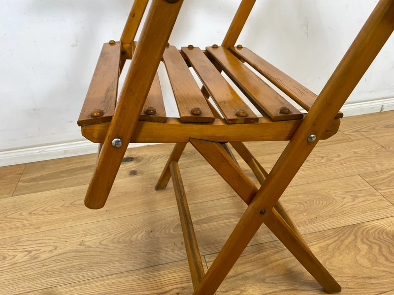 WMK 1/4 Besonders schöner, bequemer und sehr gut erhaltener Mid-Century Klappstuhl aus Holz