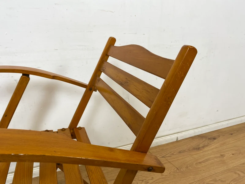 WMK 1/4 Besonders schöner, bequemer und sehr gut erhaltener Mid-Century Klappstuhl aus Holz