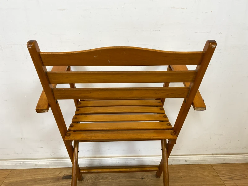 WMK 1/4 Besonders schöner, bequemer und sehr gut erhaltener Mid-Century Klappstuhl aus Holz