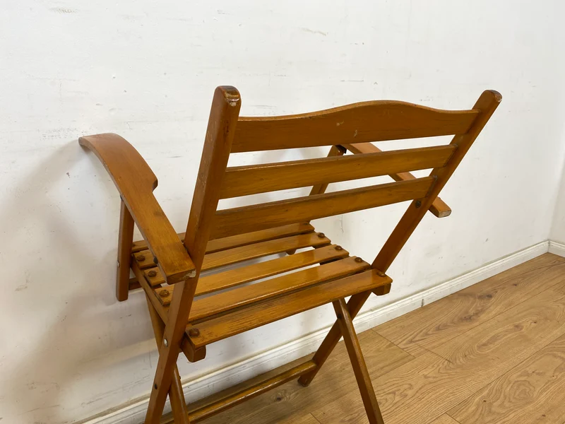 WMK 1/4 Besonders schöner, bequemer und sehr gut erhaltener Mid-Century Klappstuhl aus Holz