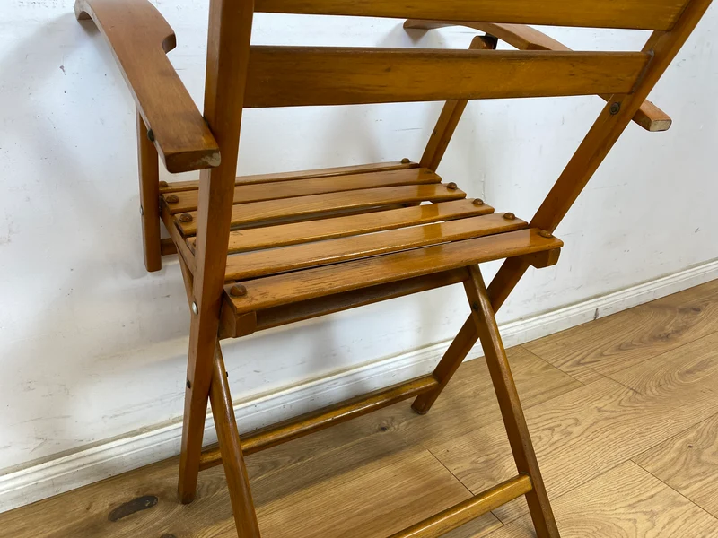WMK 1/4 Besonders schöner, bequemer und sehr gut erhaltener Mid-Century Klappstuhl aus Holz