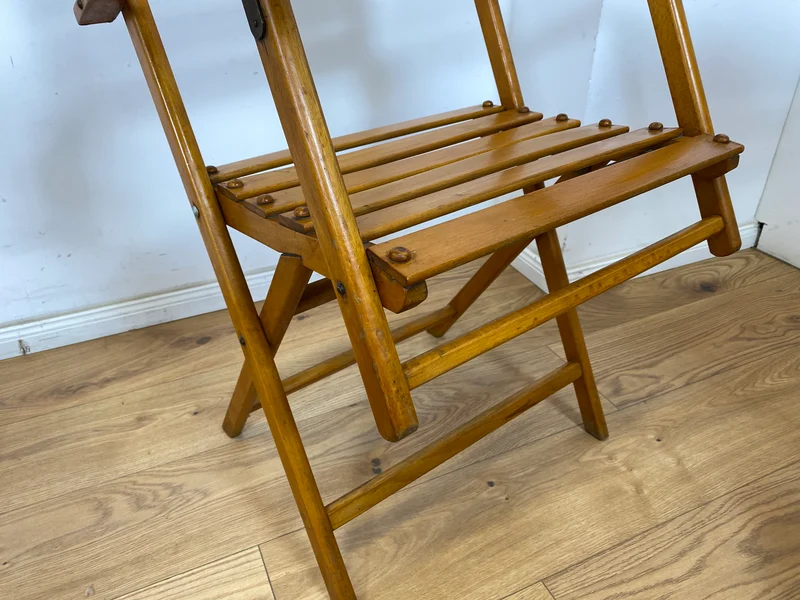WMK 1/4 Besonders schöner, bequemer und sehr gut erhaltener Mid-Century Klappstuhl aus Holz