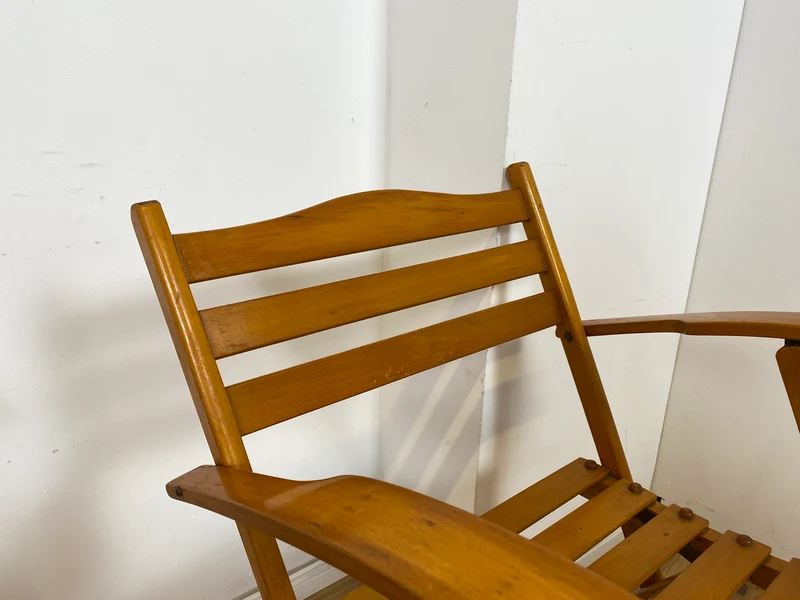 WMK 1/4 Besonders schöner, bequemer und sehr gut erhaltener Mid-Century Klappstuhl aus Holz