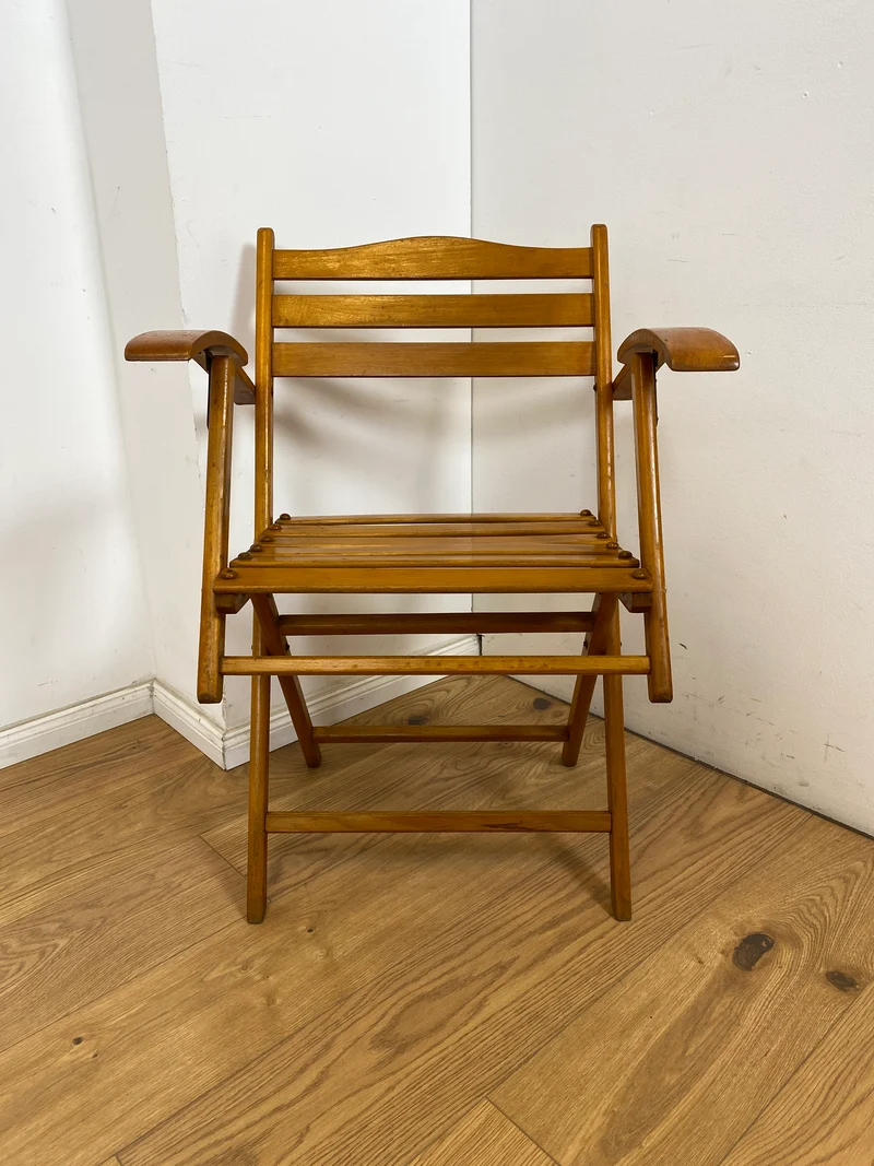WMK 1/4 Besonders schöner, bequemer und sehr gut erhaltener Mid-Century Klappstuhl aus Holz