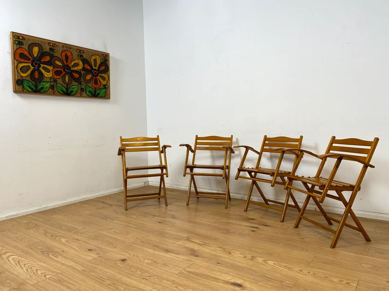 WMK 1/4 Besonders schöner, bequemer und sehr gut erhaltener Mid-Century Klappstuhl aus Holz