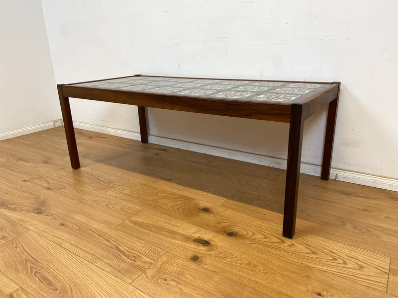 WMK Stilvoller und sehr gut erhaltener großer dänischer Couchtisch aus Palisander mit kunstvoll gestalteten Fliesen