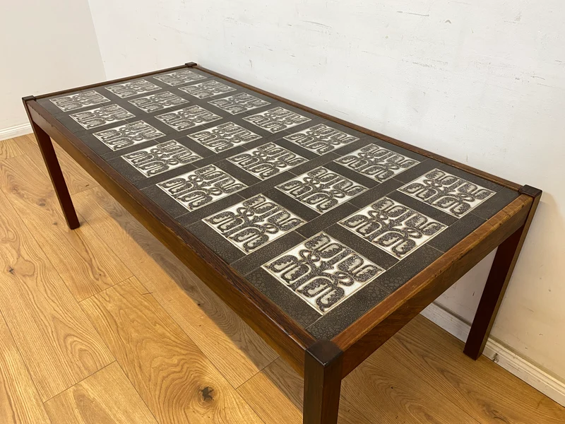 WMK Stilvoller und sehr gut erhaltener großer dänischer Couchtisch aus Palisander mit kunstvoll gestalteten Fliesen