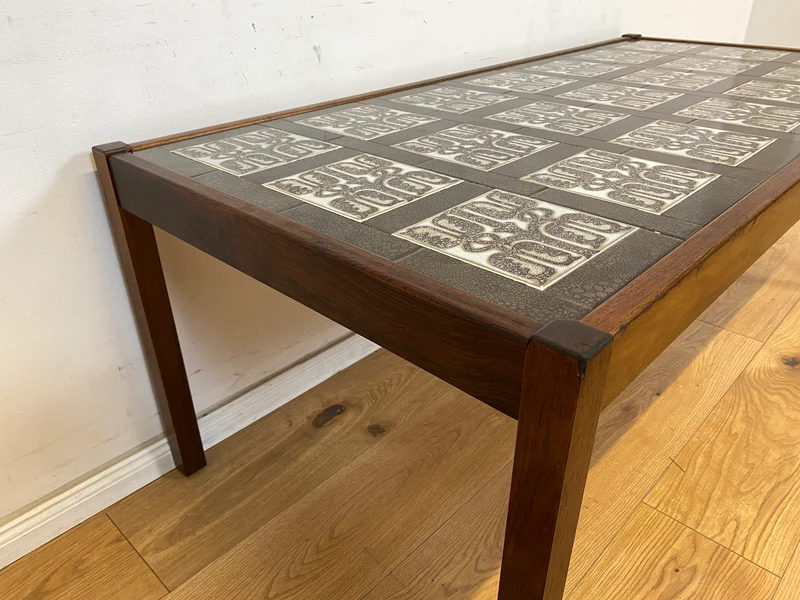 WMK Stilvoller und sehr gut erhaltener großer dänischer Couchtisch aus Palisander mit kunstvoll gestalteten Fliesen