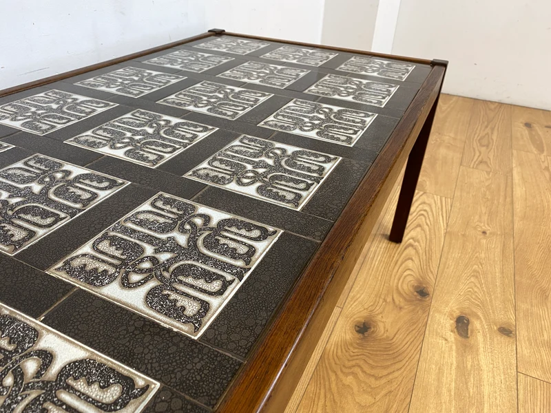 WMK Stilvoller und sehr gut erhaltener großer dänischer Couchtisch aus Palisander mit kunstvoll gestalteten Fliesen