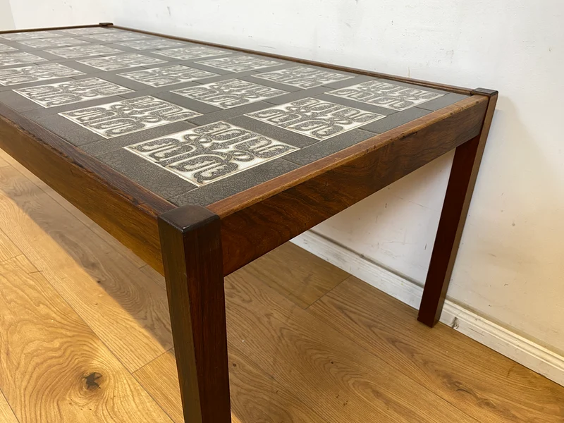 WMK Stilvoller und sehr gut erhaltener großer dänischer Couchtisch aus Palisander mit kunstvoll gestalteten Fliesen